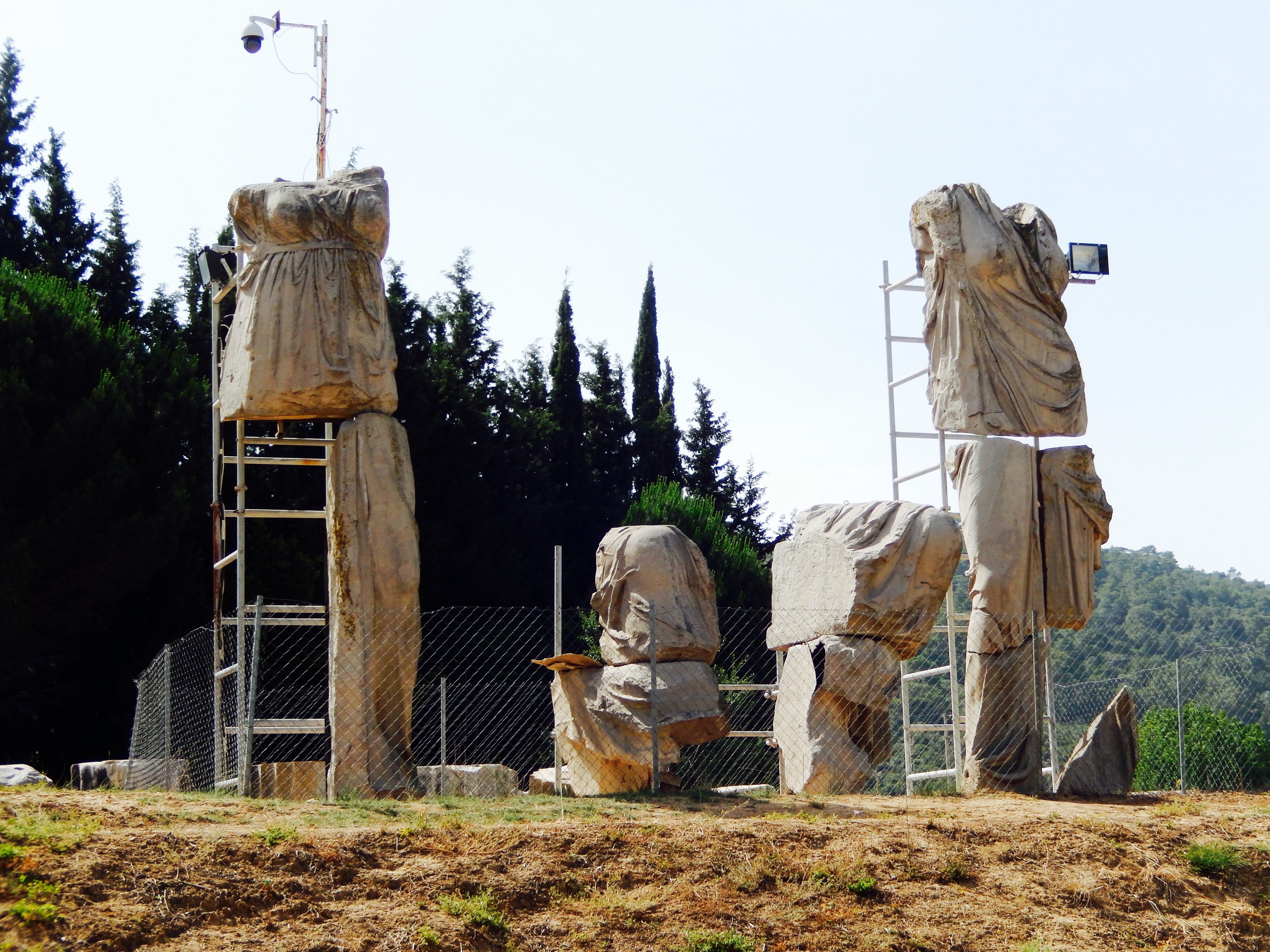 Apollonian triad cult statues